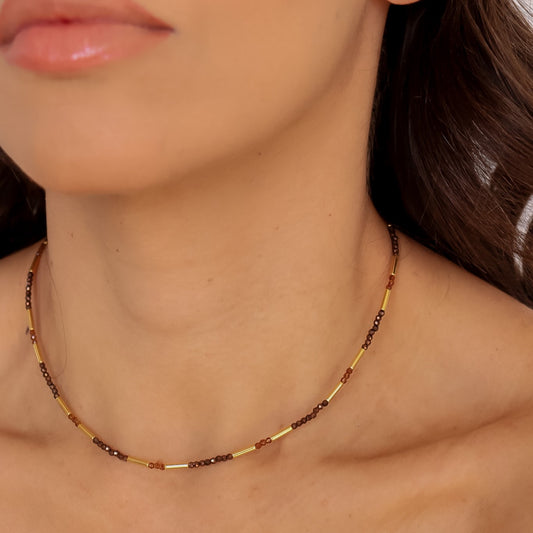 Colar Cristais Marrom com Canutilhos em Dourado