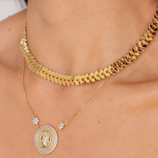 Colar Medalha São Bento Cravejada Com Flor Dourado