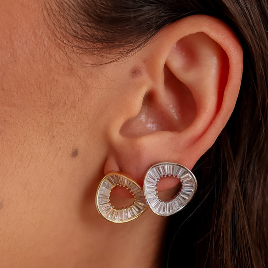 Brinco Redondo Curvado Cravejado Dourado/Prateado