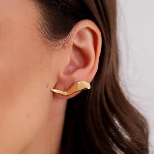 Brinco Seta Estilo Orgânico Liso Dourado