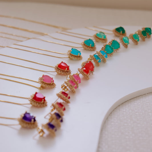 Conjunto Colar e Brinco Coração Colorido Entorno Cravejado Dourado