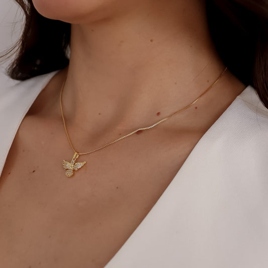 Colar Espírito Santo Cravejado Cristal Dourado