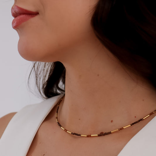 Colar Cristais Marrom com Canutilhos em Dourado