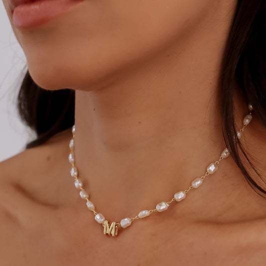 Colar Pérolas com Inicial Dourado