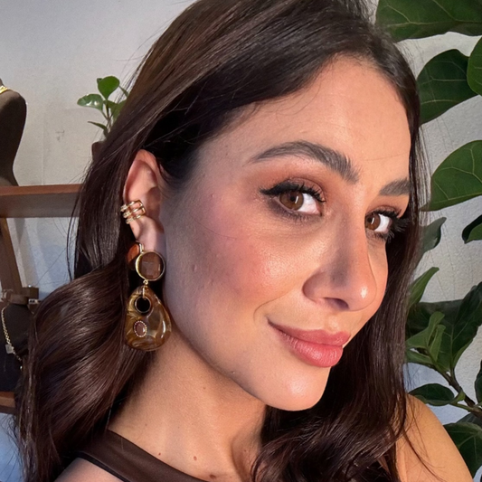 Brinco Cristais e Pedra Marrom Orgânica Mesclada Dourado