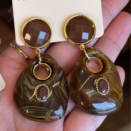 Brinco Cristais e Pedra Marrom Orgânica Mesclada Dourado