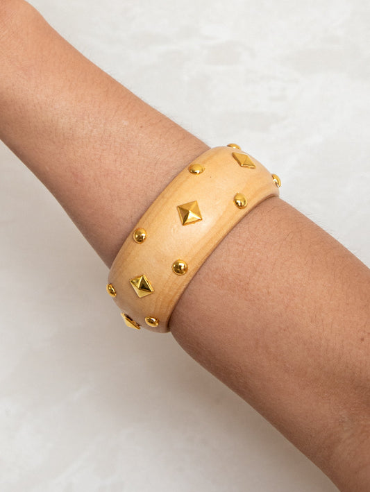 Bracelete de Madeira com Esferas e Detalhes Dourados