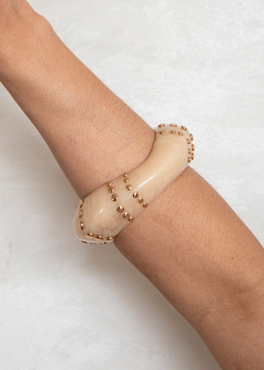 Bracelete de Resina com Aplicações Douradas