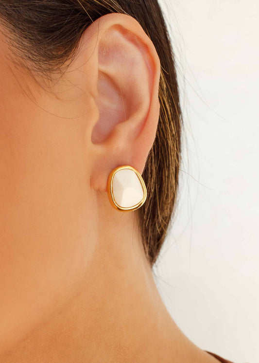 Brinco Oval Orgânico com Pedra Colorida Alta Dourado