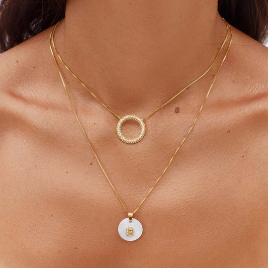Colar Duplo Oval e Madrepérola com Inicial Cravejada Dourado
