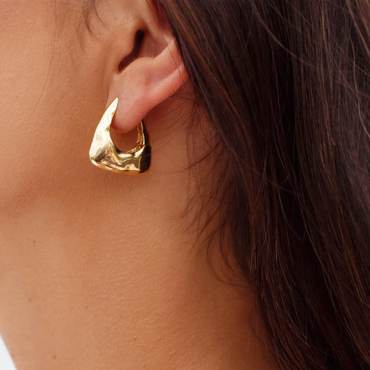 Brinco Argola Triangular Martelada Dourado