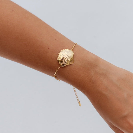 Pulseira Bracelete Liso com Concha Dourado