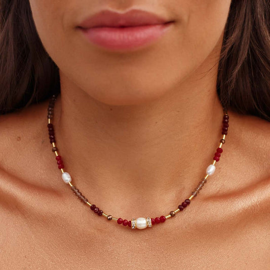 Colar Cristais com Pérola e Detalhes em Dourado