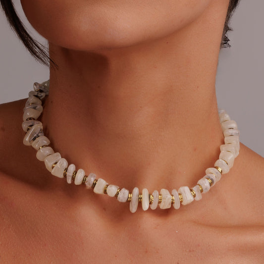 Colar de Pedra Natural Branca com Detalhes Dourados