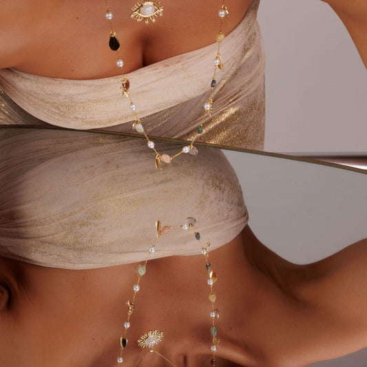 Colar Longo Dourado com Detalhes em Pedras e Pérolas