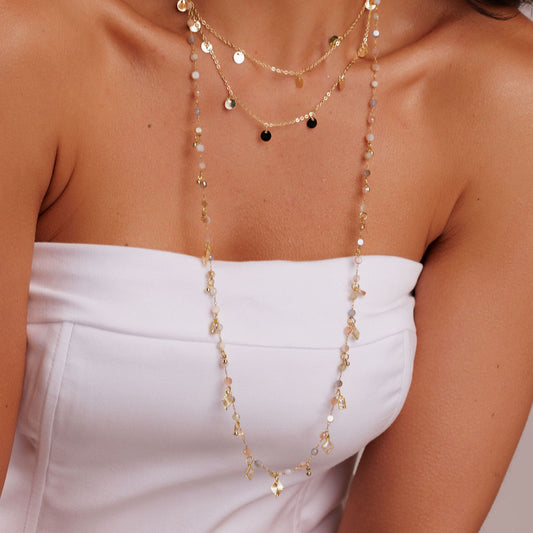 Colar Longo Dourado com Detalhes Geométricos e Pedrinhas