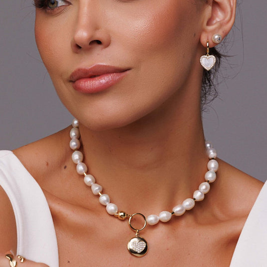 Colar Pérolas com Fecho Ímã e Medalha de Coração Cravejado Dourado