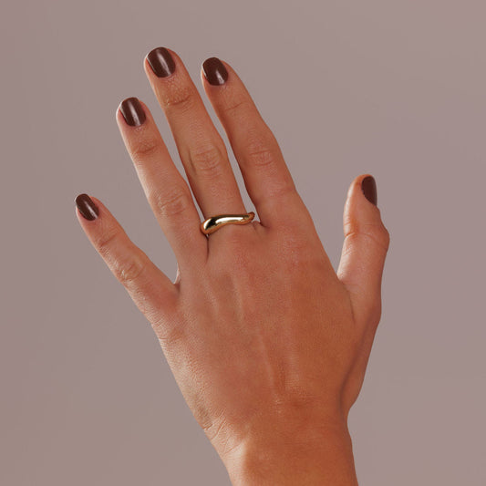 Anel Dourado Minimalista com Design Orgânico