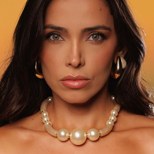 Colar Resina Creme/Verde com Pérolas Dourado