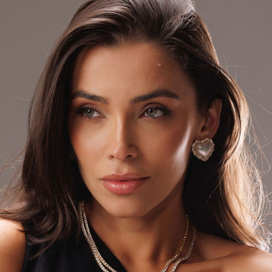 Brinco Coração em Pérola Cintilante e Entorno Cravejado Dourado