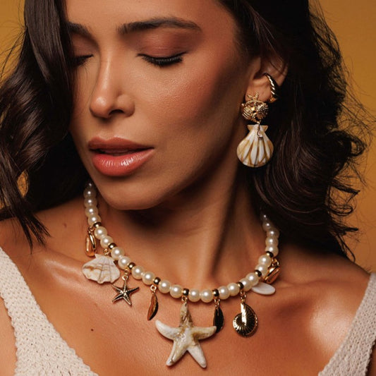 Colar Pérolas com Pingentes de Estrela e Conchas Dourado