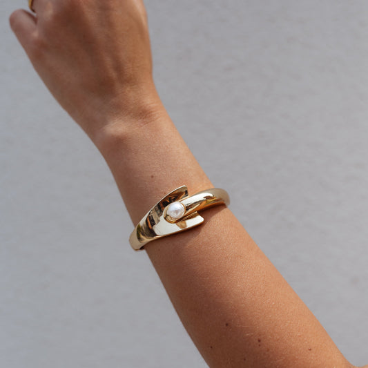 Pulseira Bracelete Reto com Pérola Dourado