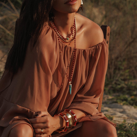 Colar Longo Cristais Marrom com Dente Turquesa Dourado