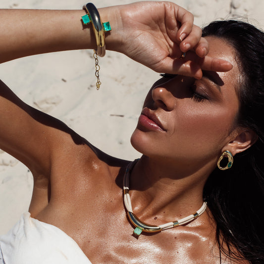 Colar Cordão Duplo com Detalhes Dourado e Pingente Safira