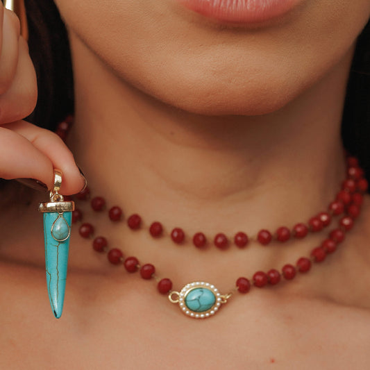 Colar Longo Cristais Marrom com Dente Turquesa Dourado