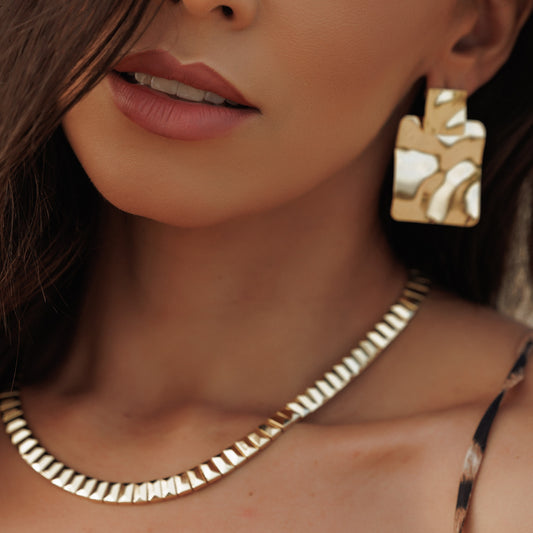 Colar Retângulos Detalhe Alto Prateado