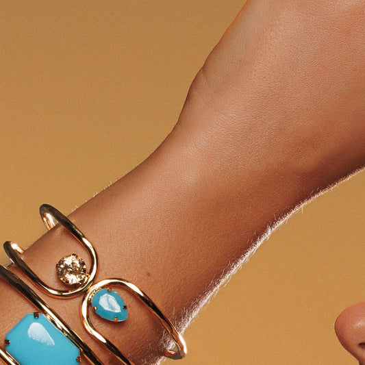 Pulseira Bracelete Liso Aberto com Pedra Cristal e Turquesa Dourado