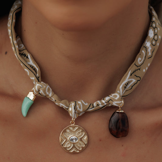 Colar Lenço Nude com Pingente Medalha, Dente Turquesa e Pedra Marrom Dourado