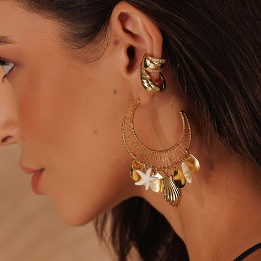 Brinco Argola de Fio com Concha Estrela e Medalha Dourado