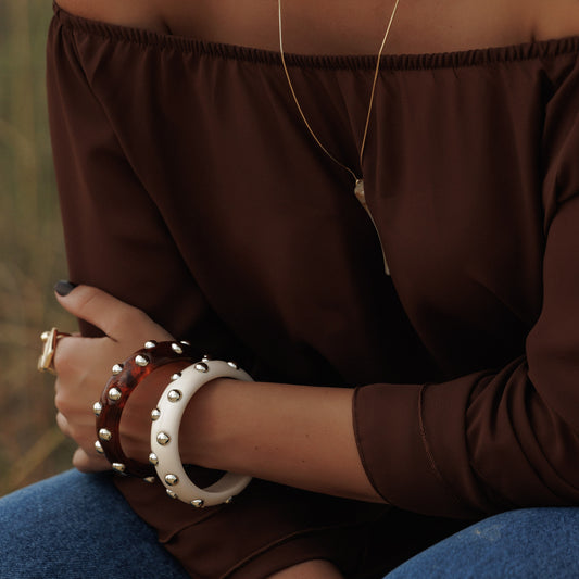 Pulseira Bracelete Resina com Esferas Douradas