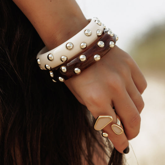 Pulseira Bracelete Resina com Esferas Douradas