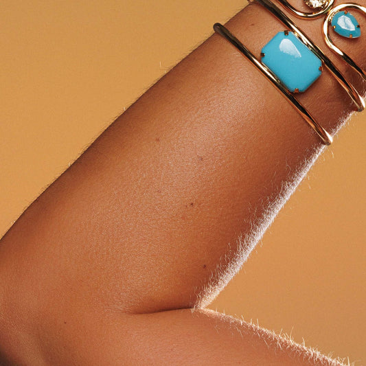 Pulseira Bracelete Liso Vazado com Pedra Turquesa Dourado