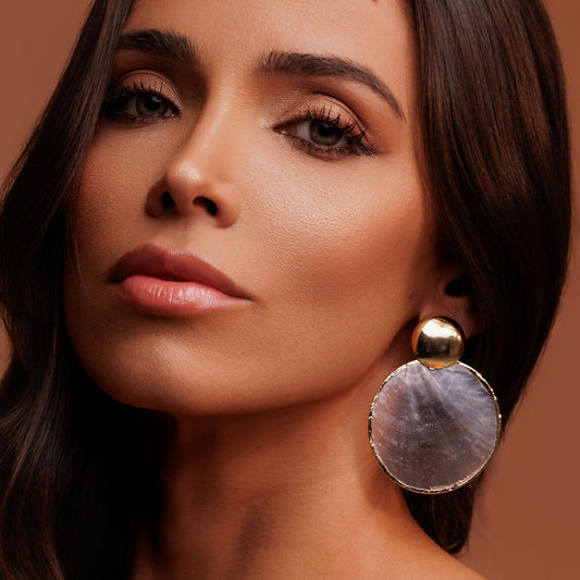 Brinco Madre Pérola Borda Dourada