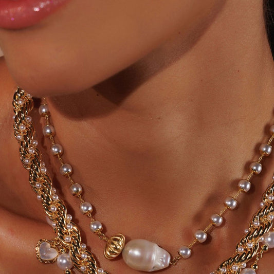 Colar Pérolas com Pérola Maior Cintilante e Disco Dourado