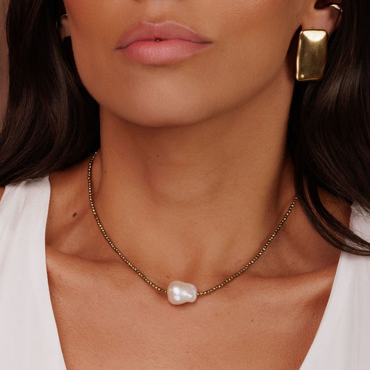 Colar Pérola Barroca com Cristais Dourados