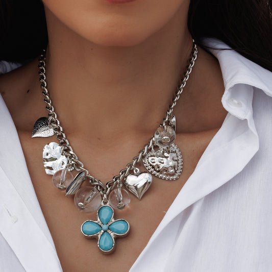 Colar Elos com Pingente Flor Turquesa, Coração E Esferas Transparentes Prateado