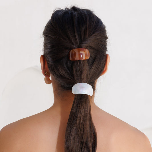 Amarrador de Cabelo Peça Resina Curvada Branca/Marrom