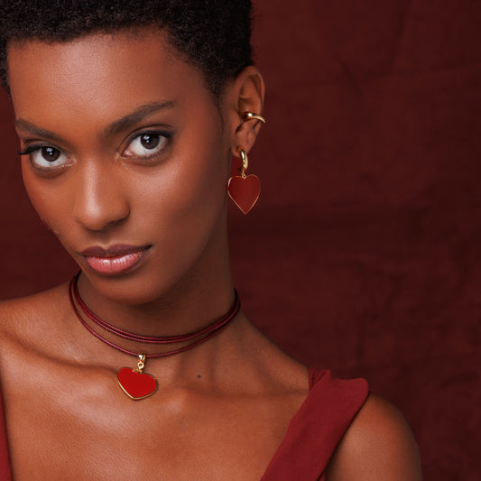 Colar Cordão Vermelho com Pingente de Coração Dourado