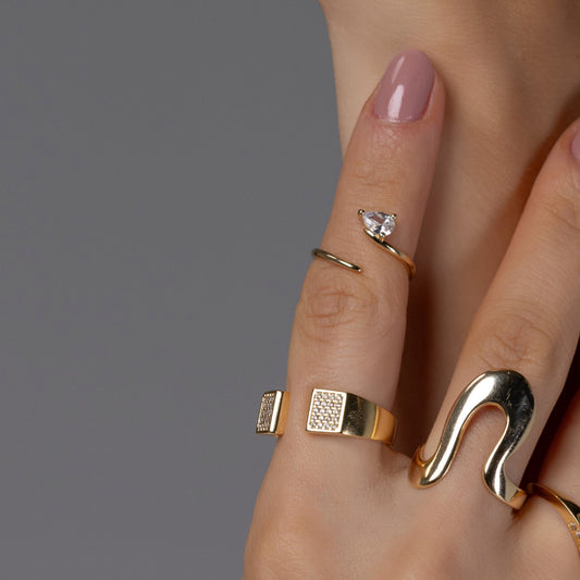 Anel Entorno Liso com Frente Cravejada Dourado