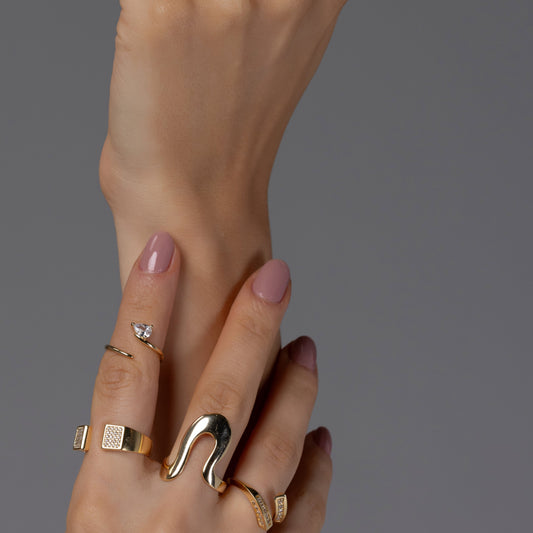 Anel Envolvente Reto Detalhe Cravejado Dourado