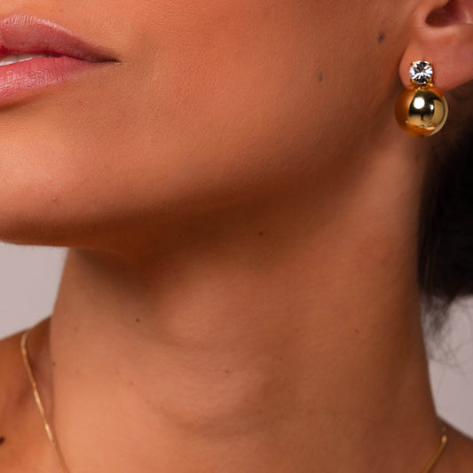 Brinco Esfera Lisa com Pedra Cristal Dourado