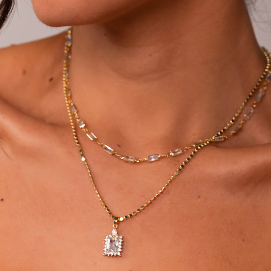Colar Duplo Corrente Lisa e Corrente Cravejada com Pingente Quadrado Dourado