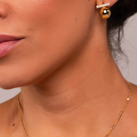 Brinco Esfera com Detalhe Cravejado Dourado