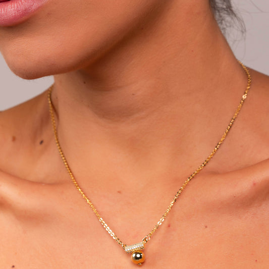 Colar Esfera com Detalhe Cravejado Dourado