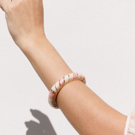 Pulseira Bracelete Detalhe Ondas Laterais Creme/Tons de Rosa Dourado