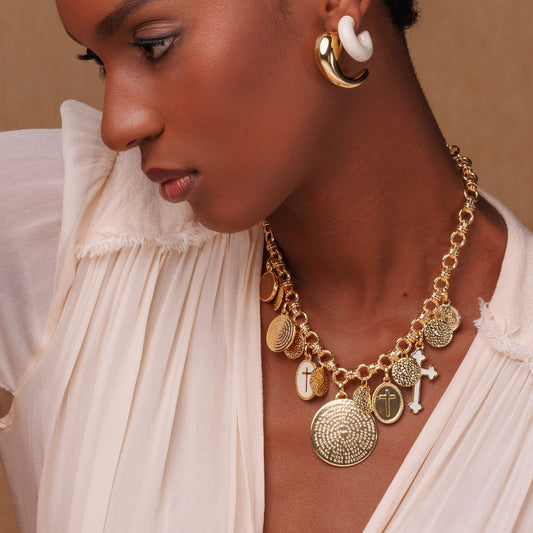 Colar Elos com Pingentes Medalhas e Diversos Esmaltados Dourado